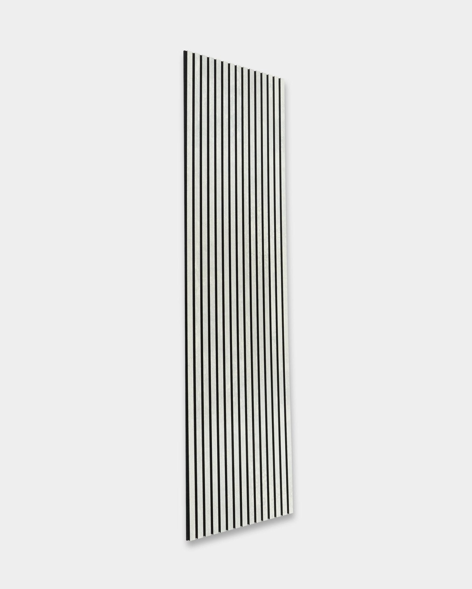 WoodUpp Rebel Akupanel i Oxide White (240 x 60 cm) med black vertical ribbor som förbättrar rummets akustik mot en ljusgrå bakgrund. Nordisk minimalistisk design.